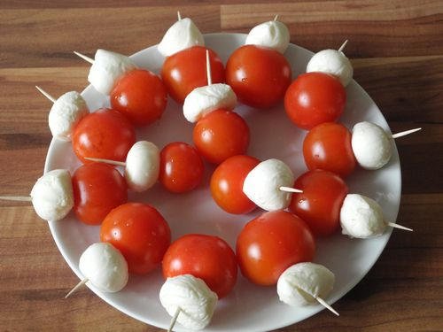 Канапе с мини-моцареллой и помидорами черри