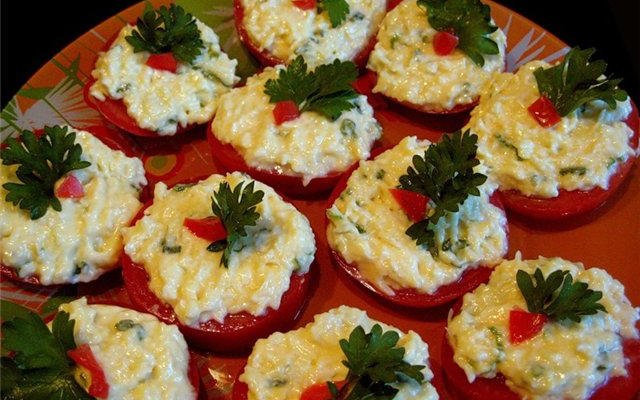 Помидоры с сыром и чесноком