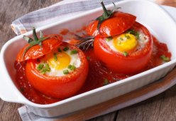 Яичница в помидорах