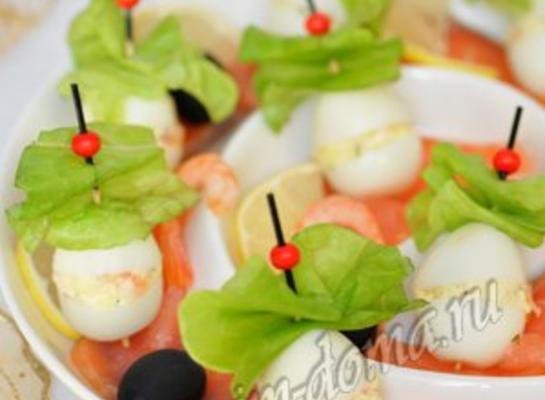 Перепелиные яйца, фаршированные слабосоленой семгой