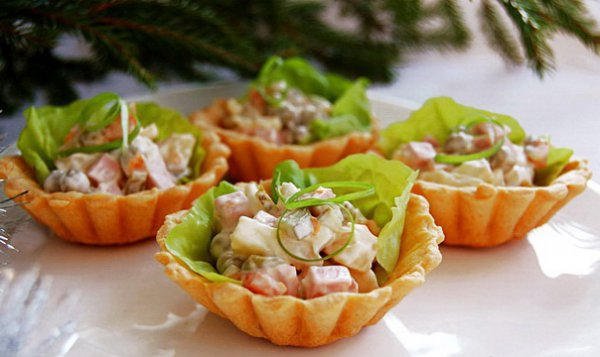 Бисквитные корзиночки с салатом