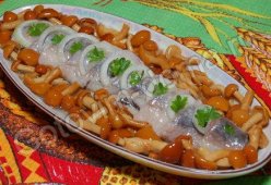 Закуска из сельди с маринованными опятами