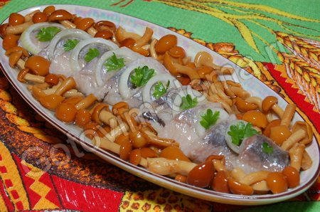 Закуска из сельди с маринованными опятами