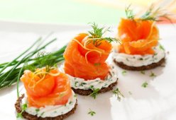 Закуска на крекерах с семгой и сливочным сыром