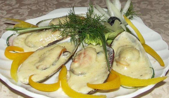 Запеченные мидии с вкусным сырным соусом