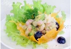 Корзинки из сыра с вкусным салатом из морепродуктов