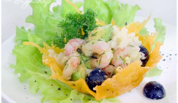 Корзинки из сыра с вкусным салатом из морепродуктов