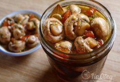 Грибы маринованные