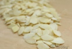 Лепестки миндальные