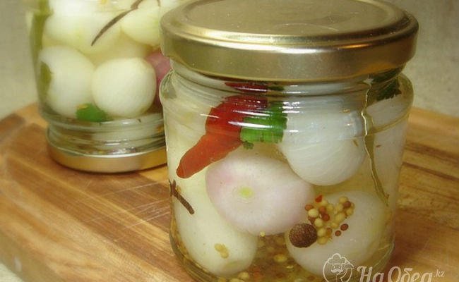 Лук маринованный (горячая заливка)