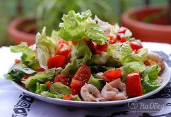 Салат с креветками и помидорами