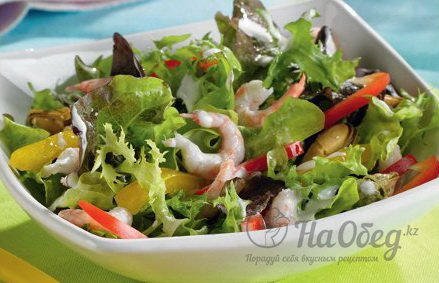 Салат из морепродуктов с зелёными оливками