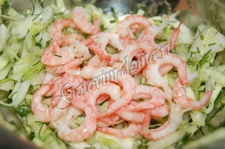 Салат из капусты с креветками