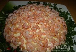 Салат с креветками и ананасами