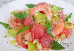 Салат с креветками, авокадо и грейпфрутом