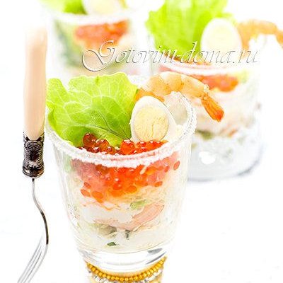 Салат с лососем, креветками и заправкой из сливочного сыра