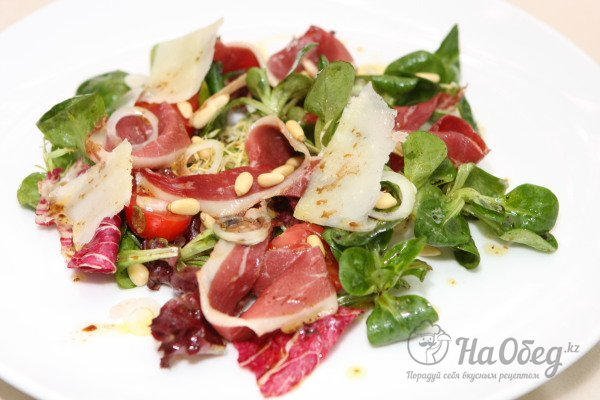 Салат корн с телятиной и пармезаном