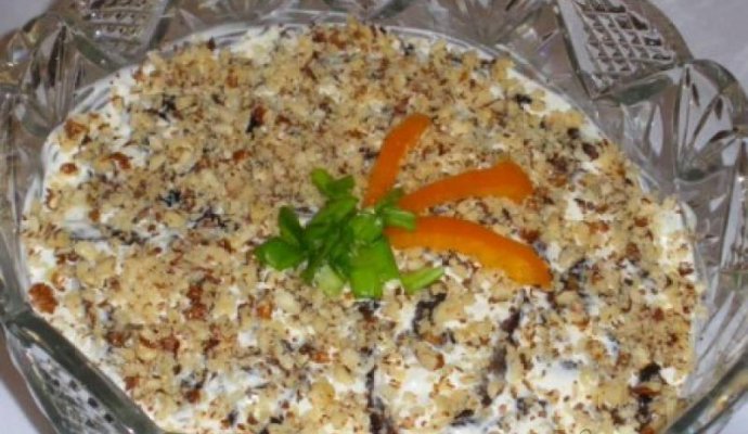 Салат из курицы с черносливом