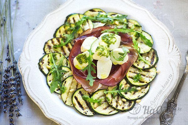 Цуккини-гриль с прошутто и песто из рукколы