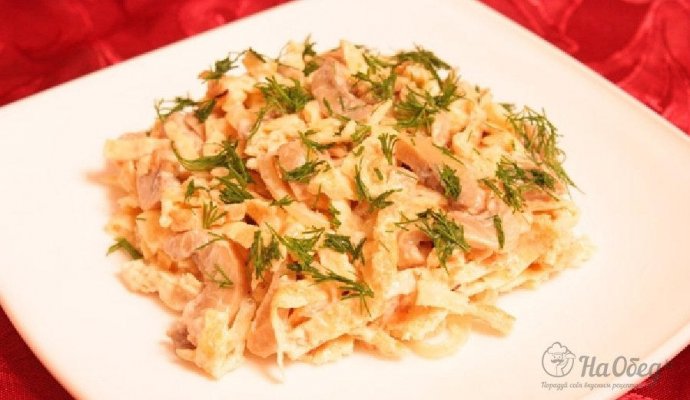 Салат из языка с яичными блинчиками