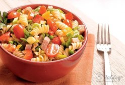 Салат с макаронами, ветчиной и болгарским перцем