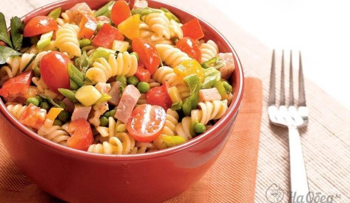 Салат с макаронами, ветчиной и болгарским перцем