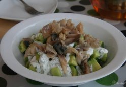 Картофельный салат с копченой скумбрией и яблоком