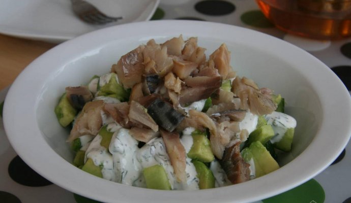 Картофельный салат с копченой скумбрией и яблоком