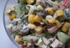 Салат из морской капусты с крабовыми палочками и кукурузой