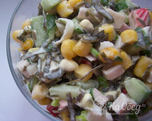Салат из морской капусты с крабовыми палочками и кукурузой