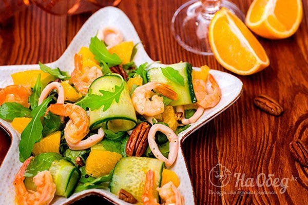 Салат с креветками, рукколой и апельсиновой заправкой