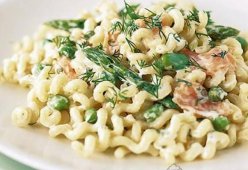 Салат с макаронами и лососем по-итальянски