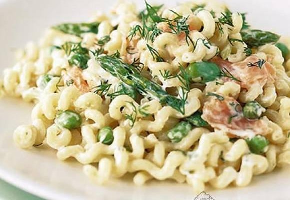 Салат с макаронами и лососем по-итальянски