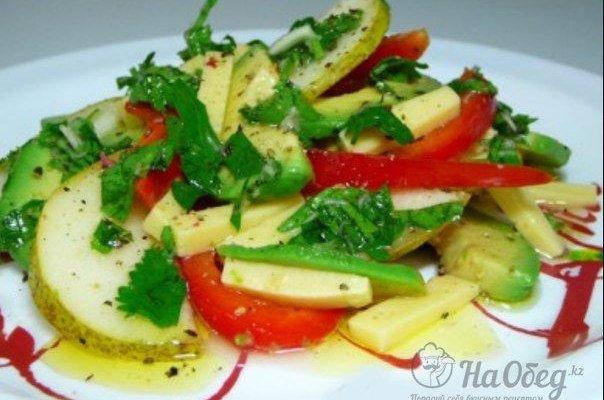 Салат из авокадо с грушей и сыром