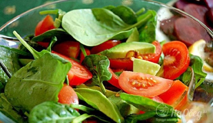 Салат из помидоров с авокадо и свекольными листьями