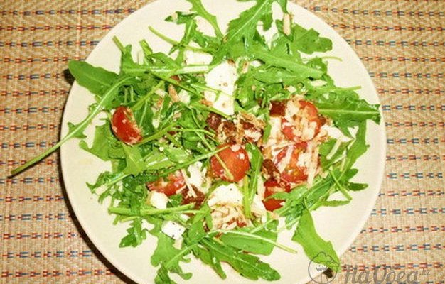 Салат из руколы с помидорами черри