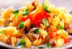 Салат с макаронами, грибами и кукурузой