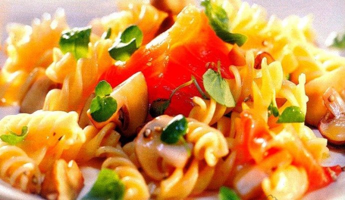 Салат с макаронами, грибами и кукурузой