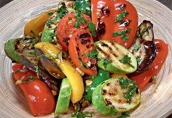 Салат из запеченных баклажанов, помидоров и перца