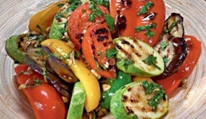 Салат из запеченных баклажанов, помидоров и перца