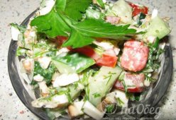 Салат из помидоров, огурцов с маринованной брынзой или фетой