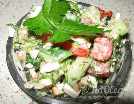 Салат из помидоров, огурцов с маринованной брынзой или фетой