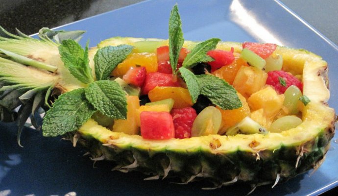 Фруктовый салат в ананасе