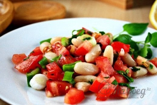 Салат из помидоров с фасолью