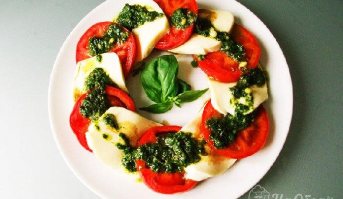 Салат «Капрезе» (помидоры с моцареллой)