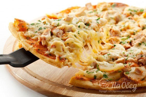 Пицца с курицей и ананасами