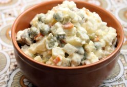 Оливье с солеными огурцами