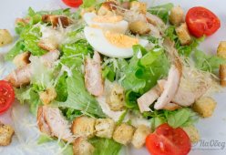 Салат цезарь классический