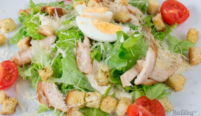 Салат цезарь классический