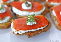 Брускетта с лососем